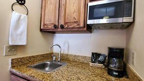 Réfrigérateur, four à micro-ondes, cafetière-théière, grille-pain