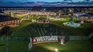 Ein großzügiges Freigelände mit einem gut sichtbaren Westgate-Schild, umgeben von festlicher Dekoration und einem gut beleuchteten Bühnenbereich.