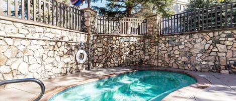 Una piscina techada, una piscina al aire libre