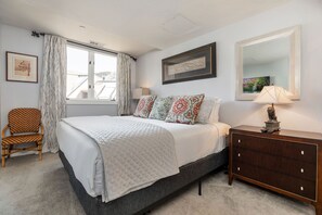 3 bedrooms, desk, iron/ironing board, travel cot