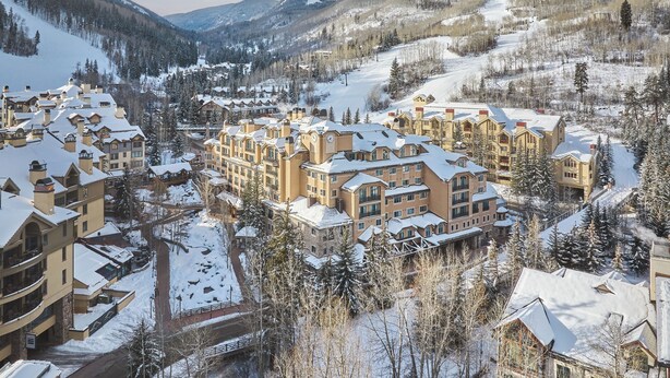 A snow-covered resort with multiple buildings, a ski slope, and surrounding mountains. - Luxury 3-Bedroom Penthouse-style Retreat in Beaver Creek Village (Beaver Creek)