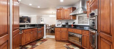 冰箱、微波炉、烤箱、炉灶