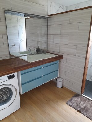 Dusche, Handtücher, Toilettenpapier