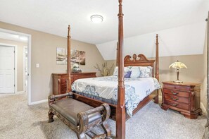 3 bedrooms, desk, iron/ironing board, travel cot