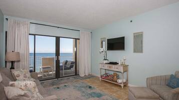 Condo, 2 Bedrooms, Balcony, Beachfront (403) | Living area