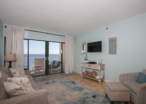 Apartamento, 2 habitaciones, balcón, frente a la playa (403) | Zona de estar | Una televisión de pantalla plana