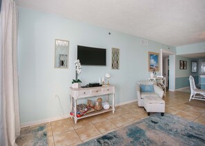 Condo, 2 Bedrooms, Balcony, Beachfront (403) | Living area