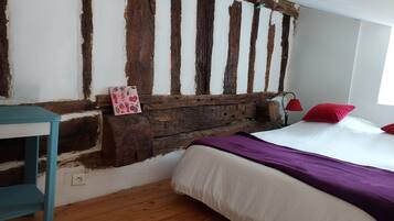 1 slaapkamer, een bureau, gratis wifi, beddengoed