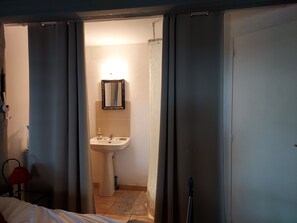 1 slaapkamer, een bureau, gratis wifi, beddengoed