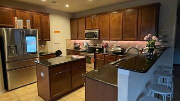 Kjøleskap, mikrobølgeovn, ovn og kokeplater