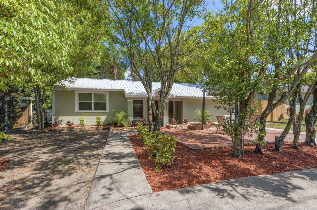 Close to Downtown Tampa, Busch Gardens, Tampa Zoo and Raymond James Stadium