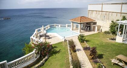 Castle Cove-Ocean Front Villa