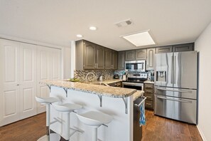 Geladeira, micro-ondas, fogão, cooktop