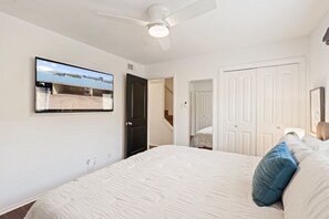 3 bedrooms, iron/ironing board, free WiFi, bed sheets - Sleeps 8-10, Lake Travis waterfront, w/ boat slip, ramp, pool & hot tub (Spicewood)