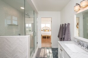 Combined shower/bathtub, hair dryer, towels, soap