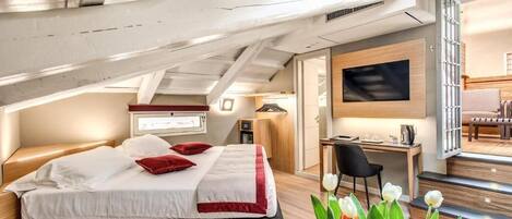 Een minibar, een bureau, een laptopwerkplek, geluiddichte muren