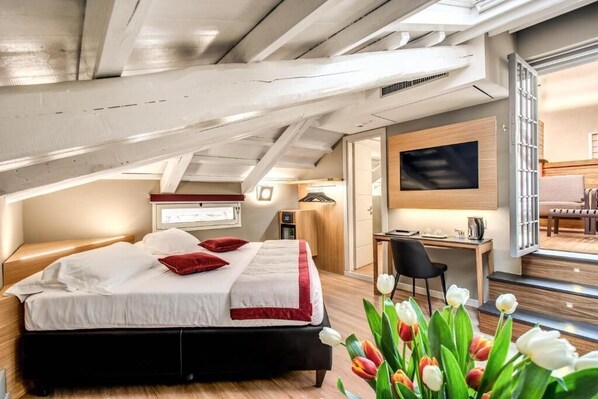 Minibar, bureau, espace de travail pour ordinateur portable