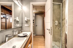 Shower, rainfall showerhead, free toiletries, hair dryer