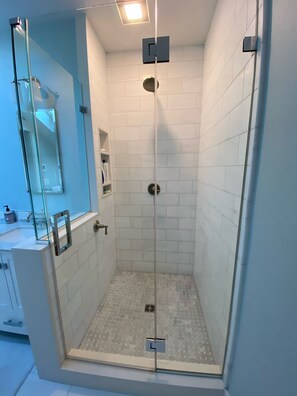 Combined shower/tub, hair dryer, soap, toilet paper