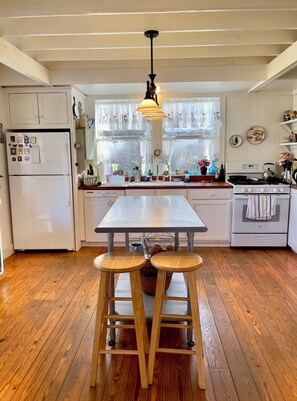 Fridge, microwave, oven, stovetop - Nature Lovers Family Friendly Farmhouse near Pickwick Lake (Olivehill)