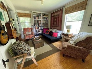 Smart TV, books - Nature Lovers Family Friendly Farmhouse near Pickwick Lake (Olivehill)