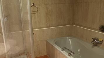 Baignoire, sĂšche-cheveux, papier toilette