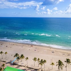 Na praia, areia branca, 2 bares na praia