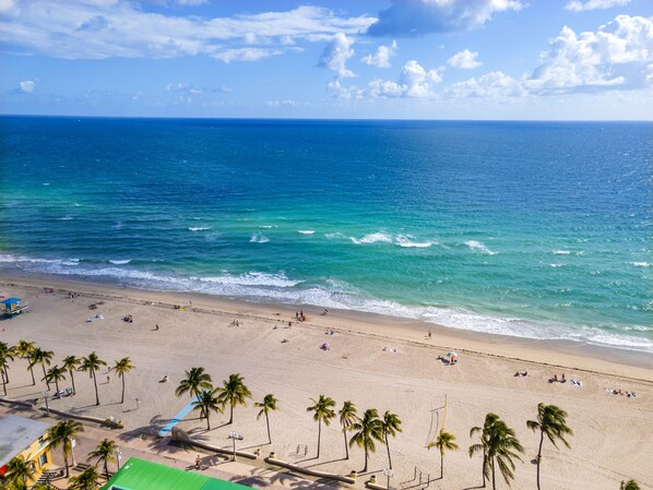 On the beach, white sand, 2 beach bars - Tropic Isle Hotel and Apartment (Hollywood)