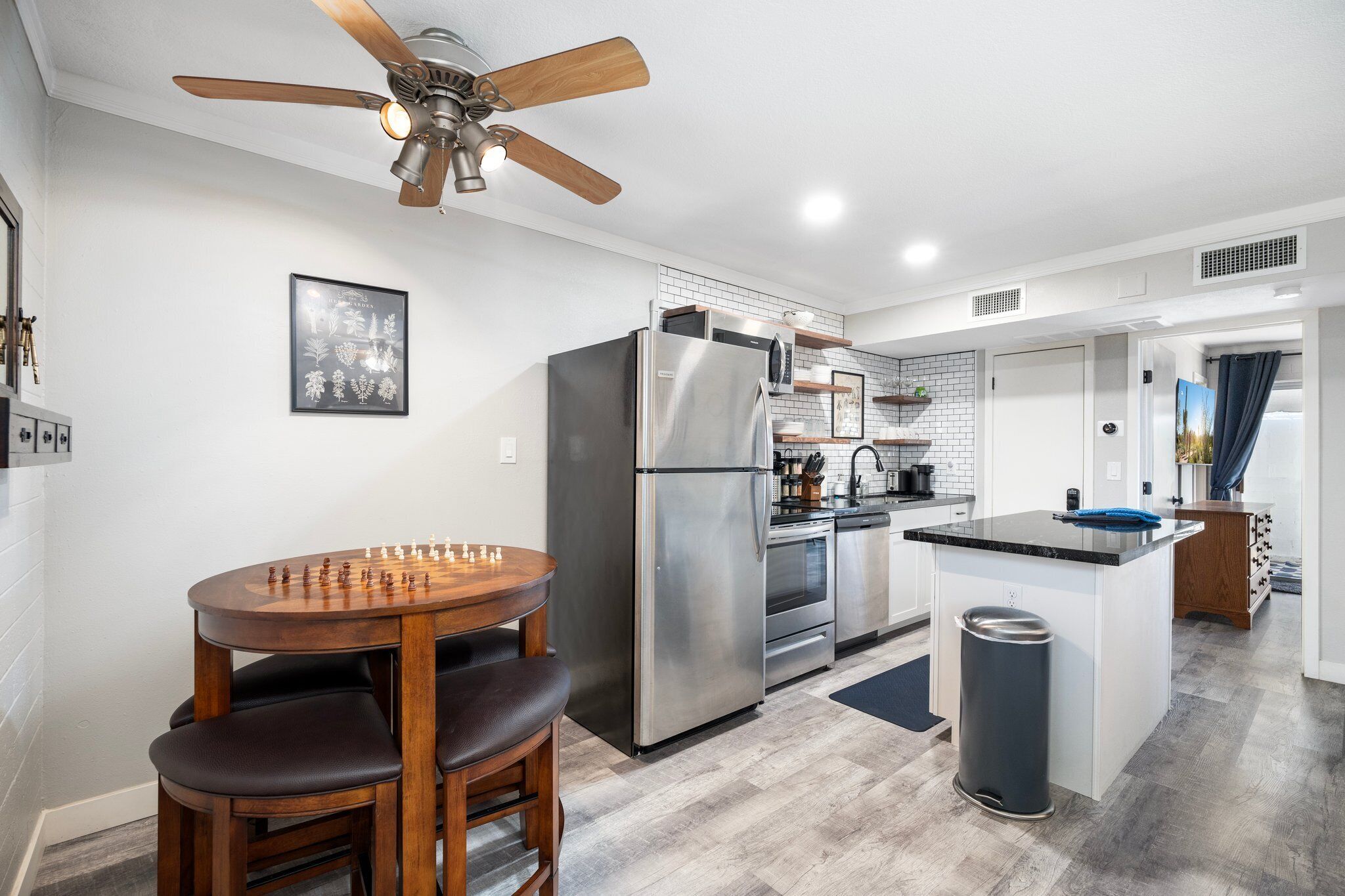 Quiet, freshly renovated apt. with canal access and mountain views