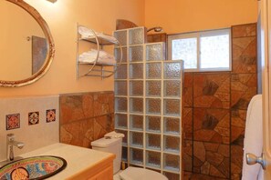 Dusche, Haartrockner, Bidet, Handtücher