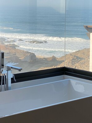 Dusj, hårføner, håndklær og såpe