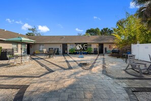 Exterior - ⤿15 bdrm Villa Nr. Airport, Riverwalk, Stadiums & Beaches w/ fire pit Sleeps 33⤾ (Tampa)