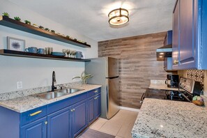 Fridge, microwave, oven, stovetop - ⤿15 bdrm Villa Nr. Airport, Riverwalk, Seminole Hardrock & Beaches w/ fire pit⤾ (Tampa)