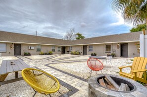 Outdoor dining - ⤿15 bdrm Villa Nr. Airport, Riverwalk, Stadiums & Beaches w/ fire pit Sleeps 33⤾ (Tampa)