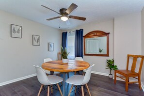 Dining - ⤿15 bdrm Villa Nr. Airport, Riverwalk, Seminole Hardrock & Beaches w/ fire pit⤾ (Tampa)