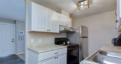 ⤿15 bdrm Villa Nr. Airport, Riverwalk, Seminole Hardrock & Beaches w/ fire pit⤾