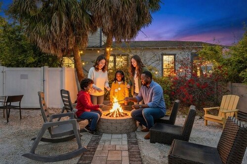 ⤿15 bdrm Villa Nr. Airport, Riverwalk, Stadiums & Beaches w/ fire pit Sleeps 33⤾