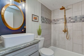 Combined shower/bathtub, hair dryer, towels, soap