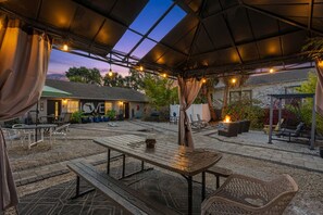 Outdoor dining - ⤿15 bdrm Villa Nr. Airport, Riverwalk, Stadiums & Beaches w/ fire pit Sleeps 33⤾ (Tampa)