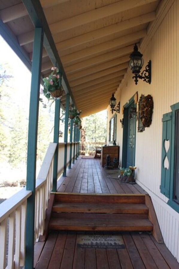 Terrace/patio - The Old Bear BnB (Pine Mountain Club)