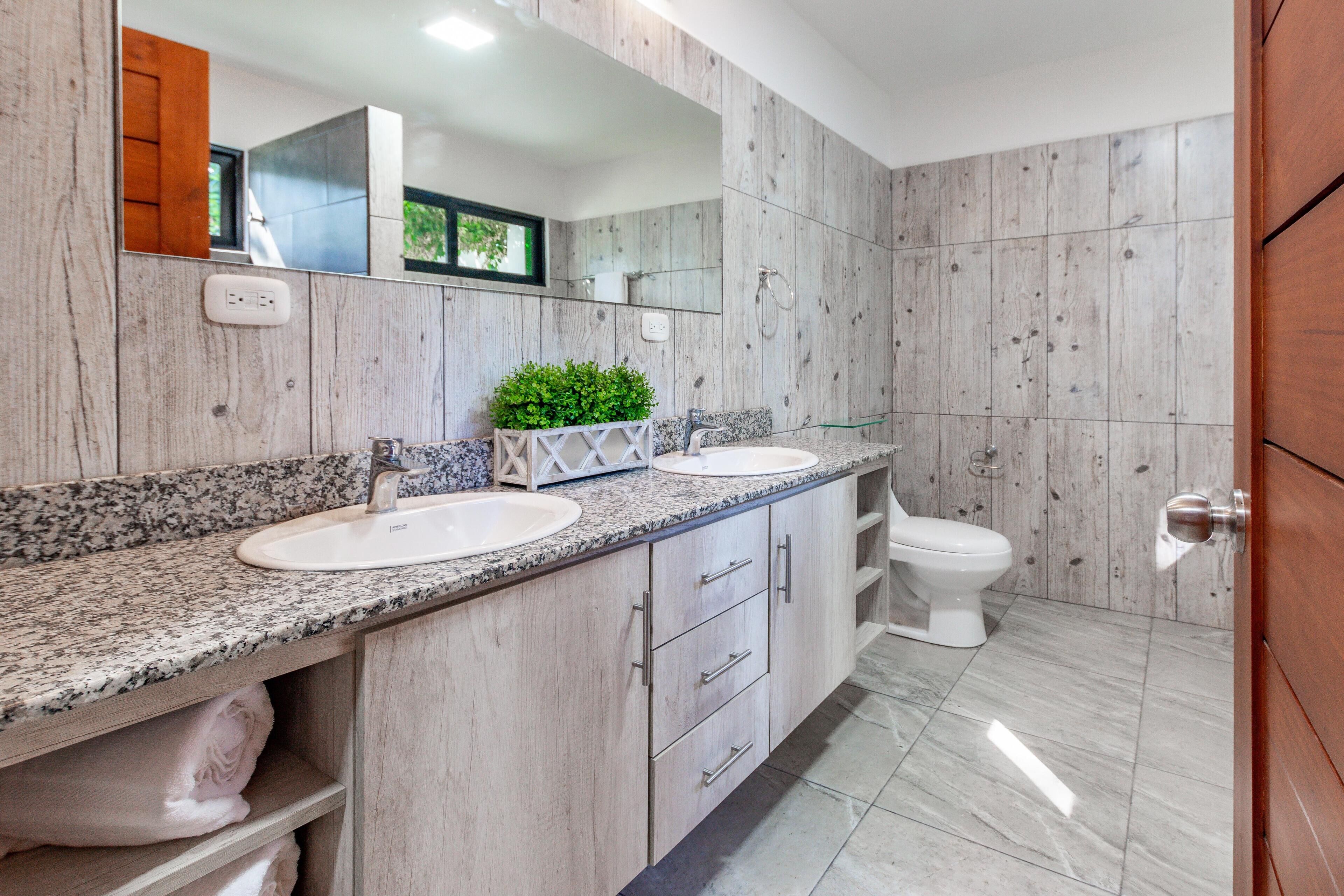 Maison, 3 chambres, accessible aux personnes à mobilité réduite | Salle de bain | Sèche-cheveux, serviettes fournies, shampoing, papier toilette