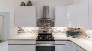 Rumah, 4 kamar tidur | Dapur pribadi | Lemari es besar, microwave, kompor, dan mesin pencuci piring