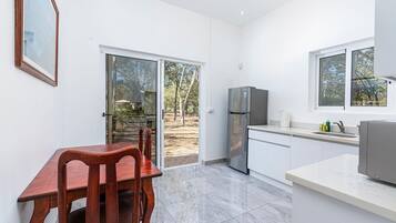 Rumah, 4 kamar tidur | Dapur pribadi | Lemari es besar, microwave, kompor, dan mesin pencuci piring