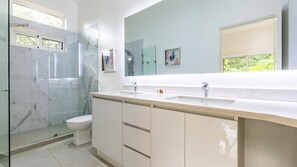House, 4 Bedrooms | Bathroom