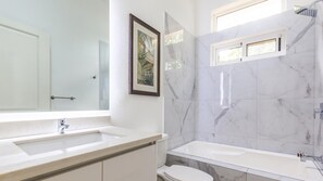 Maison, 4 chambres | Salle de bain | Sèche-cheveux, savon, shampoing, papier toilette