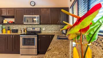 Full-sized fridge, microwave, stovetop, dishwasher