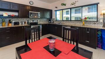 Lemari es besar, microwave, kompor, dan mesin pencuci piring