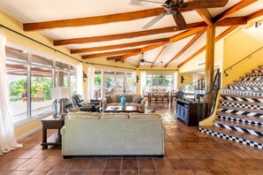 Ferienhaus, 6 Schlafzimmer, Meerblick | Wohnzimmer | Fernseher