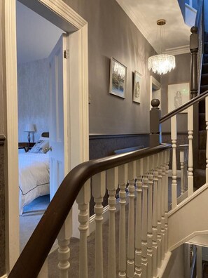 3 dormitorios, tabla de planchar con plancha, cuna de viaje