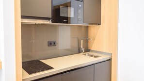 Frigorífico, microondas, placa de cocina y cafetera o tetera